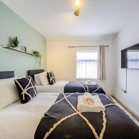 Low Rate For A 4-Bedroom House In Coventry With Free Unlimited Wi-Fi 2 Car Parking 53 Qmc Dış mekan fotoğraf
