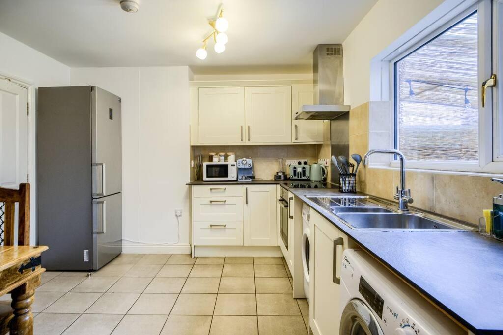 Low Rate For A 4-Bedroom House In Coventry With Free Unlimited Wi-Fi 2 Car Parking 53 Qmc Dış mekan fotoğraf