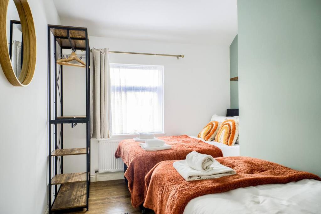 Low Rate For A 4-Bedroom House In Coventry With Free Unlimited Wi-Fi 2 Car Parking 53 Qmc Dış mekan fotoğraf
