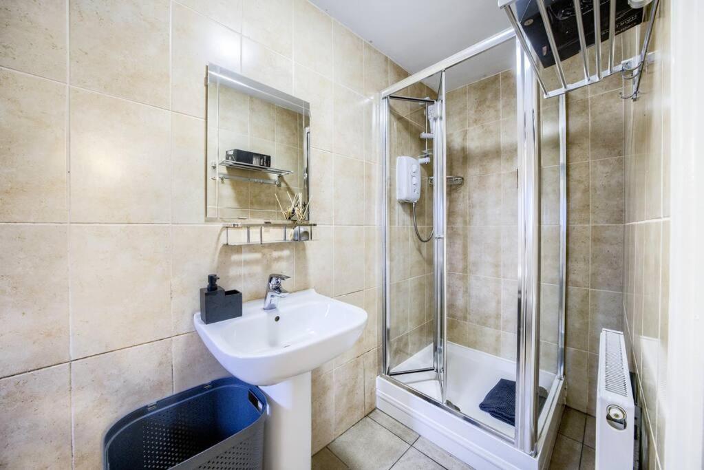 Low Rate For A 4-Bedroom House In Coventry With Free Unlimited Wi-Fi 2 Car Parking 53 Qmc Dış mekan fotoğraf