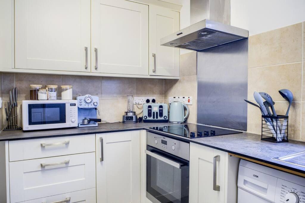Low Rate For A 4-Bedroom House In Coventry With Free Unlimited Wi-Fi 2 Car Parking 53 Qmc Dış mekan fotoğraf