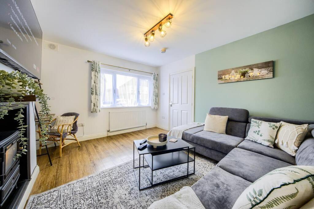 Low Rate For A 4-Bedroom House In Coventry With Free Unlimited Wi-Fi 2 Car Parking 53 Qmc Dış mekan fotoğraf