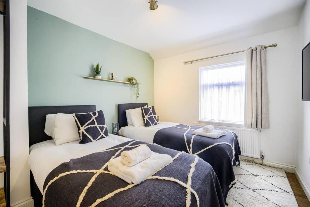 Low Rate For A 4-Bedroom House In Coventry With Free Unlimited Wi-Fi 2 Car Parking 53 Qmc Dış mekan fotoğraf
